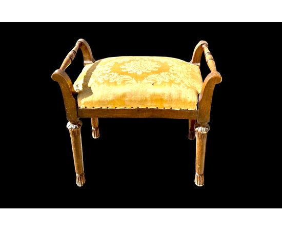 Panchetta in noce con prese e gambe tornite con motivi geometrici.
