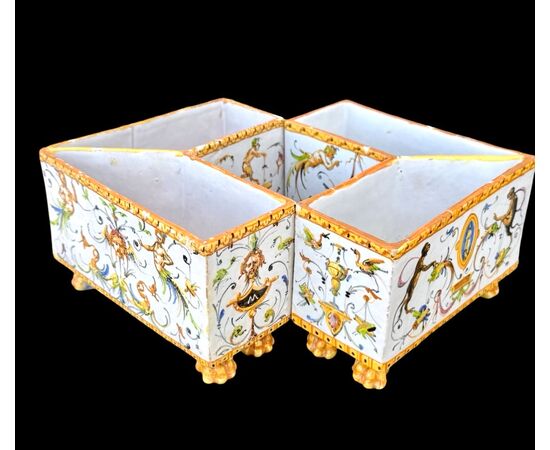 Centrotavola in maiolica composto da tre coppie di vaschette ( sei pezzi). Minghetti Bologna.