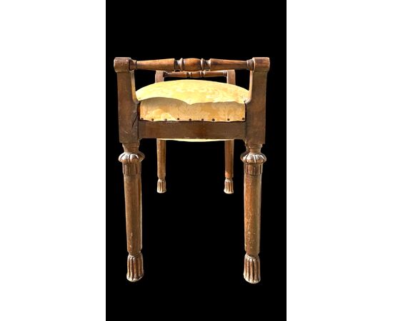 Panchetta in noce con prese e gambe tornite con motivi geometrici.