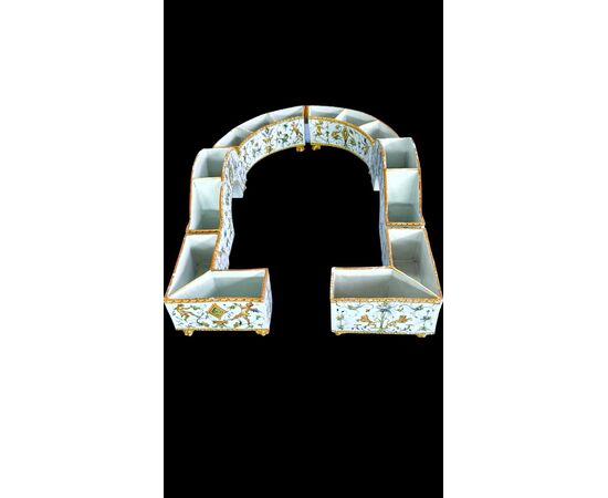 Centrotavola in maiolica composto da tre coppie di vaschette ( sei pezzi). Minghetti Bologna.