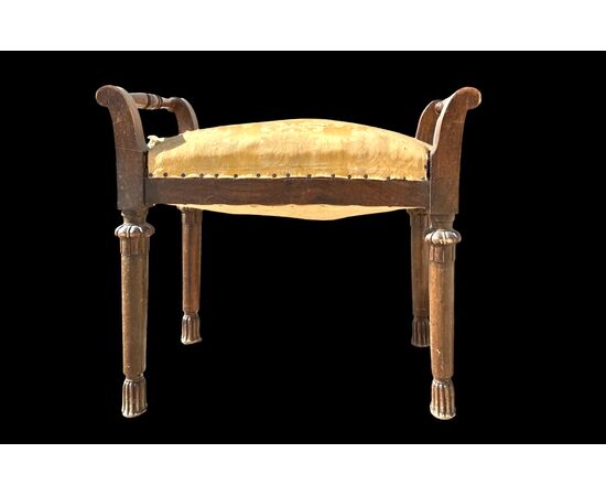 Panchetta in noce con prese e gambe tornite con motivi geometrici.