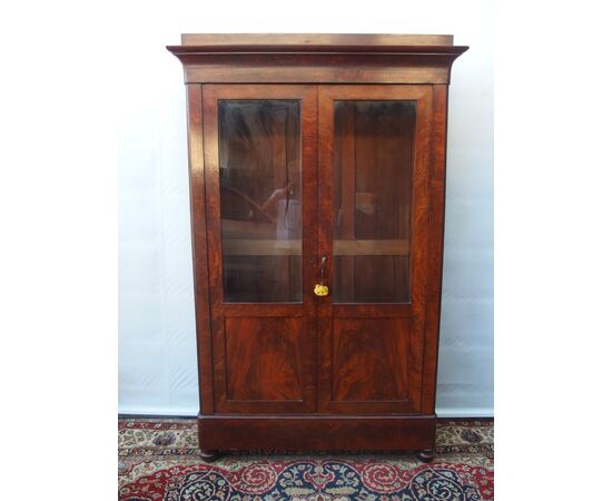 TWO-DOOR BOOKCASE IN FLAME MAHOGANY, CHARLES X STYLE, FRANCE, cm W 125xD40xH217
