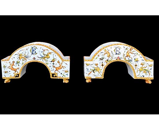 Centrotavola in maiolica composto da tre coppie di vaschette ( sei pezzi). Minghetti Bologna.