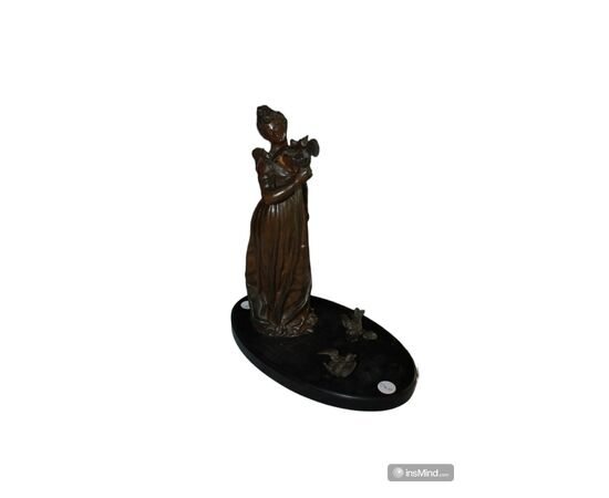 Scultura in Metallo tipo Bronzo Raffigurante Dama con Colombe