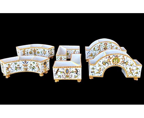 Centrotavola in maiolica composto da tre coppie di vaschette ( sei pezzi). Minghetti Bologna.