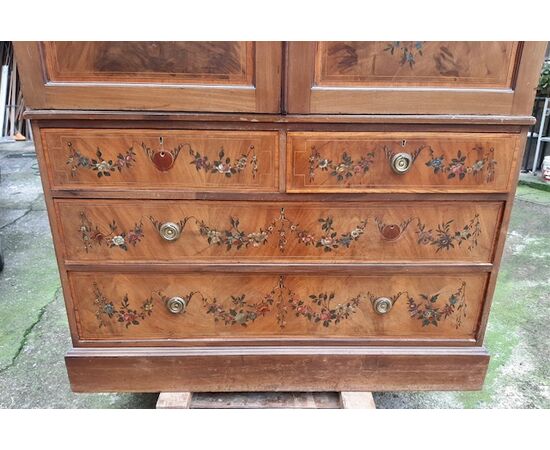 Chest of drawers with riser