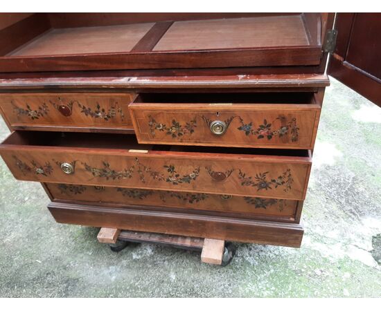 Chest of drawers with riser