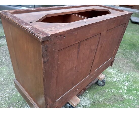 Chest of drawers with riser