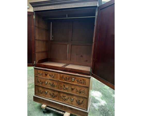 Chest of drawers with riser