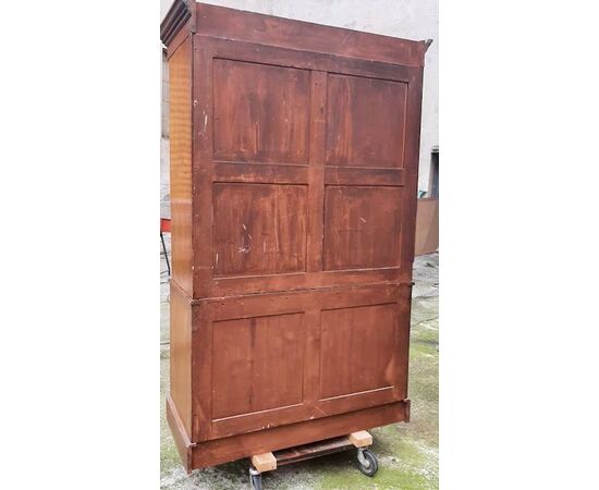 Chest of drawers with riser
