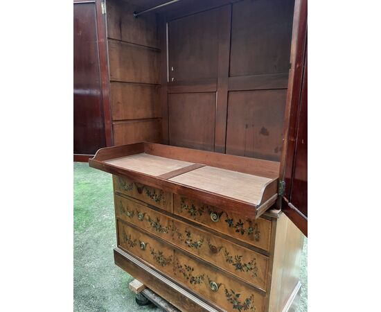 Chest of drawers with riser
