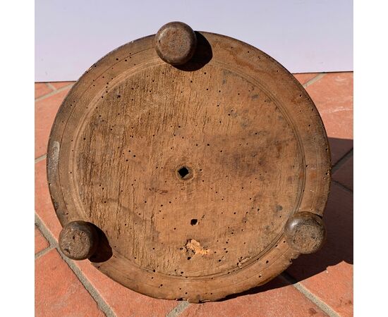 Finely turned wooden box. East India Company, 17th century.