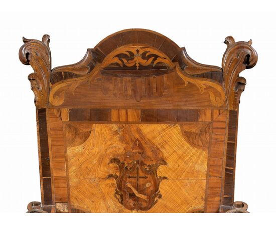Poltrona in legno intagliato, lastronato e intarsiato. Italia, XVII-XVIII sec.