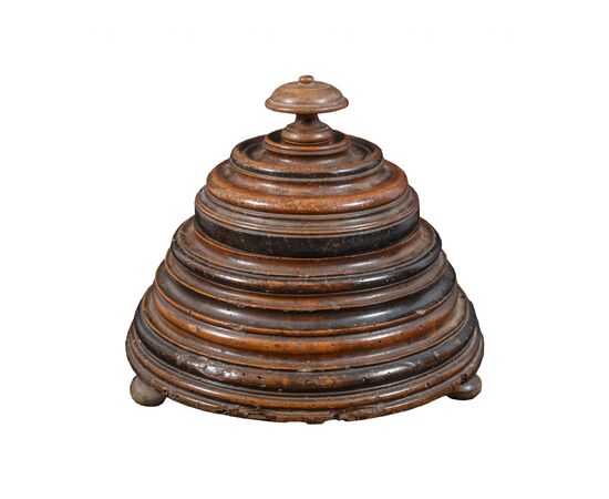 Finely turned wooden box. East India Company, 17th century.
