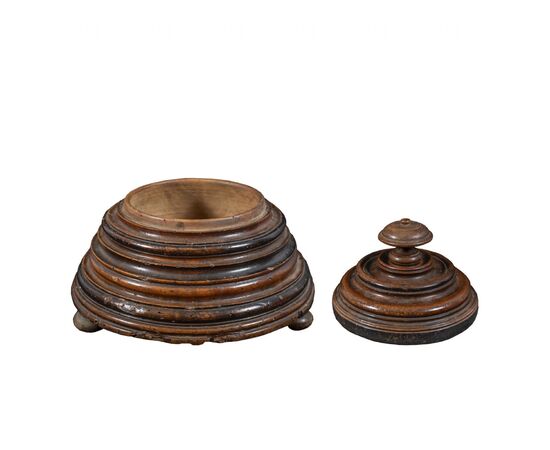 Finely turned wooden box. East India Company, 17th century.