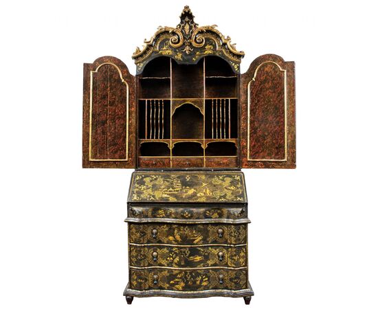 Two-part trumeau in lacquered, gilded, and painted wood. Venice, first half of the 18th century.