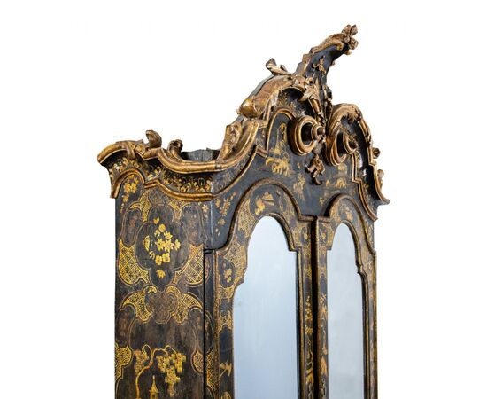 Two-part trumeau in lacquered, gilded, and painted wood. Venice, first half of the 18th century.