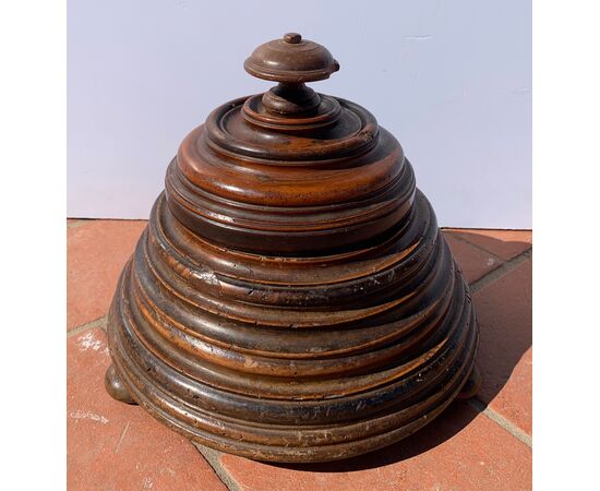 Finely turned wooden box. East India Company, 17th century.