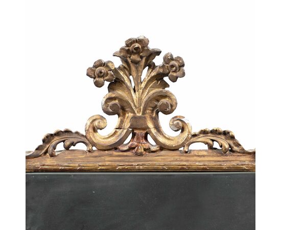 Carved and gilded wooden mirror. Italy, 18th century.