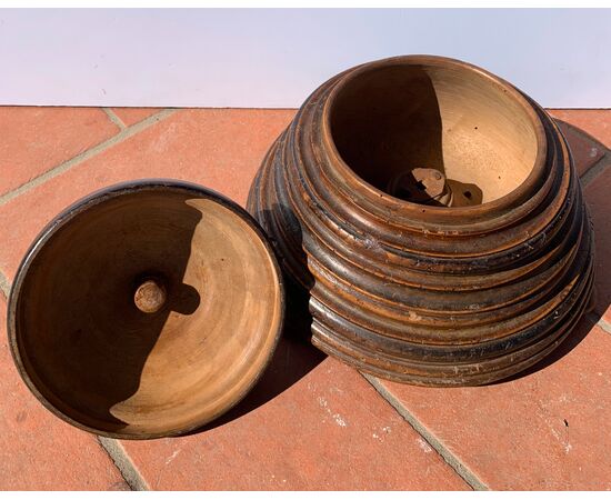 Finely turned wooden box. East India Company, 17th century.