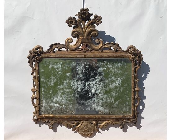 Carved and gilded wooden mirror. Italy, 18th century.