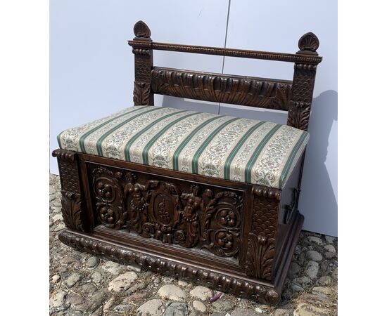 Carved and sculpted wooden bench. Italy, 17th century.