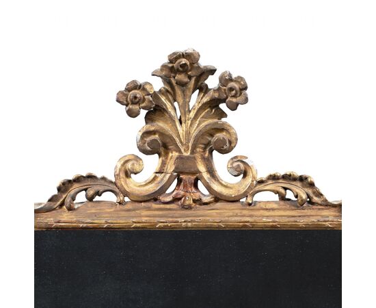 Carved and gilded wooden mirror. Italy, 18th century.