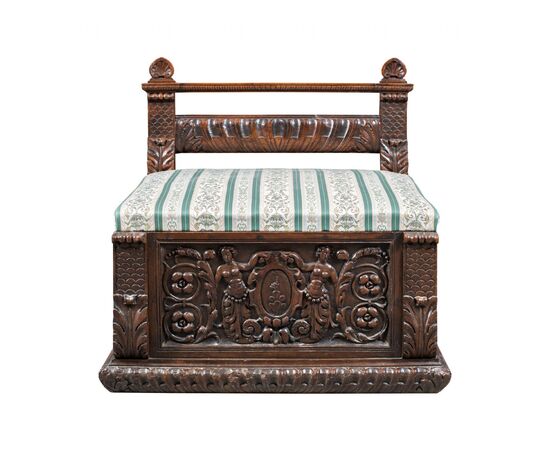 Carved and sculpted wooden bench. Italy, 17th century.