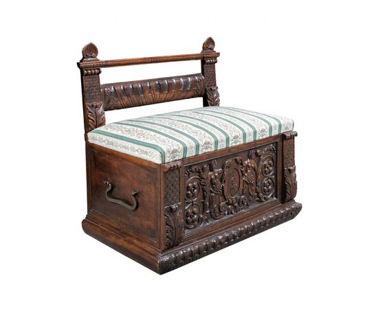 Carved and sculpted wooden bench. Italy, 17th century.