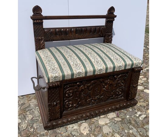 Carved and sculpted wooden bench. Italy, 17th century.