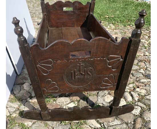 Carved wooden cradle. Italy, 19th century.