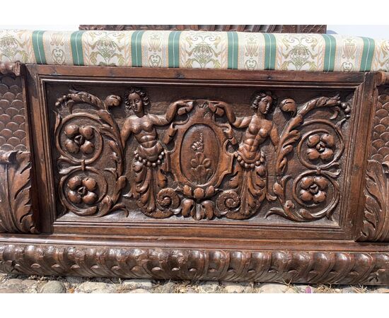 Carved and sculpted wooden bench. Italy, 17th century.