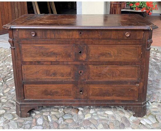 Walnut feather chest of drawers. Italy, early 19th century.