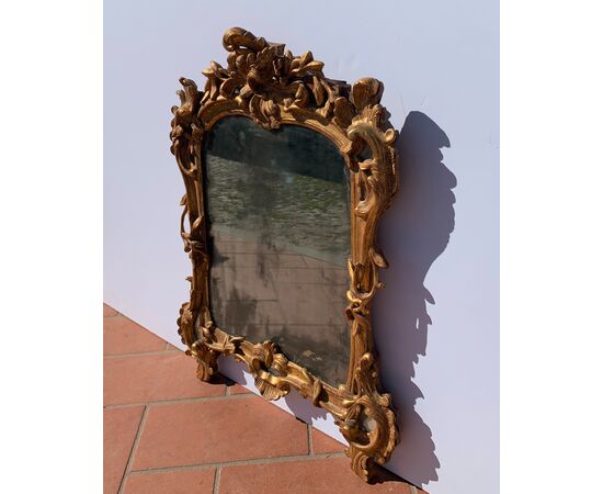Carved and gilded wooden mirror. Venice, 18th century.
