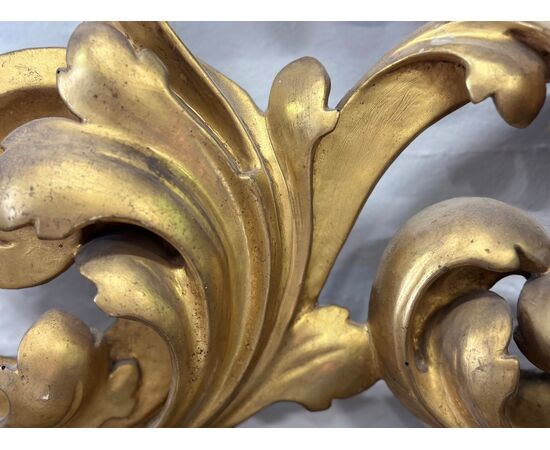 Carved and gilded wooden mirror. Tuscany, early 19th century.