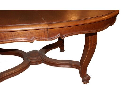 Grande tavolo ovale allungabile francese stile Luigi Filippo del 1800 in legno di noce