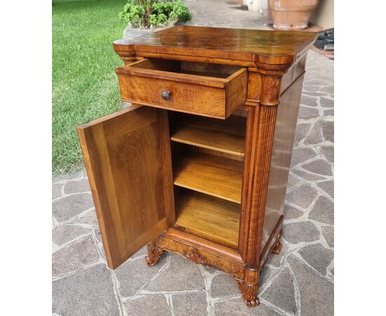 Pair of Carlo X walnut veneer bedside tables, 1820