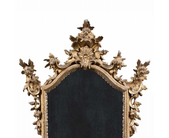 Carved and gilded wooden mirror. Northern Italy, 18th century.