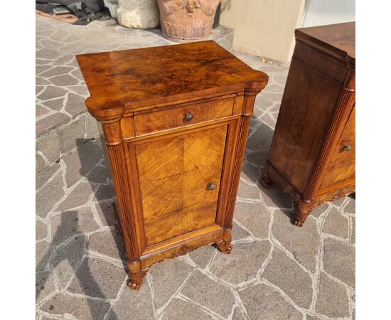 Pair of Carlo X walnut veneer bedside tables, 1820