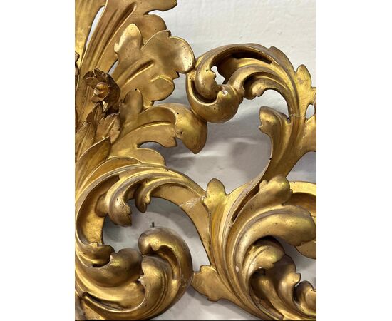 Carved and gilded wooden mirror. Tuscany, early 19th century.