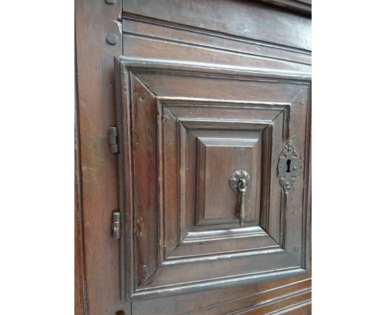 Elegante stipo rustico datato 1661 in rovere Francia