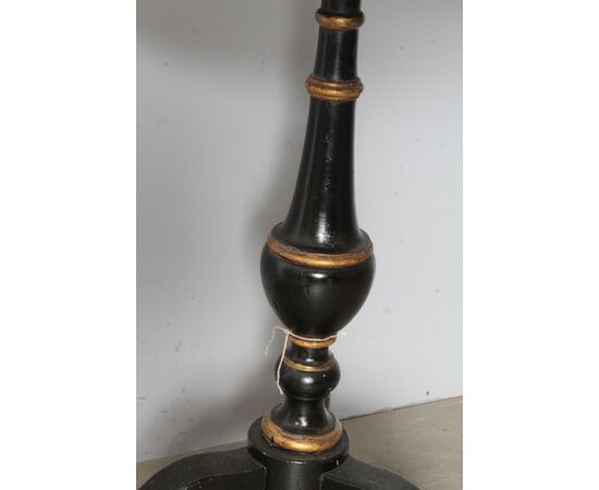 Antique round Tuscan coffee table lacquered in black and gold, painted. Early 1800s. Diameter 57 cm, height 80 cm.