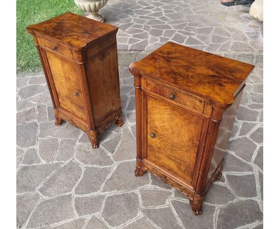 Pair of Carlo X walnut veneer bedside tables, 1820