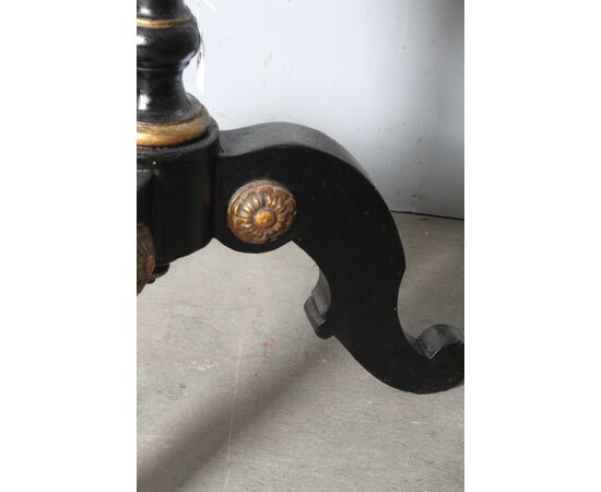 Antique round Tuscan coffee table lacquered in black and gold, painted. Early 1800s. Diameter 57 cm, height 80 cm.