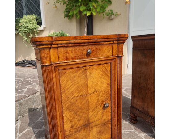 Pair of Carlo X walnut veneer bedside tables, 1820