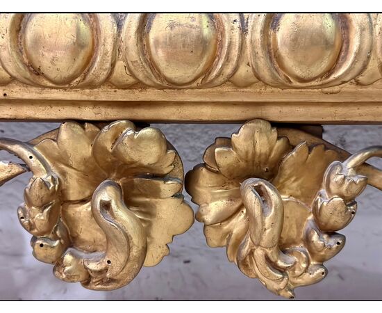 Carved and gilded wooden mirror. Tuscany, early 19th century.