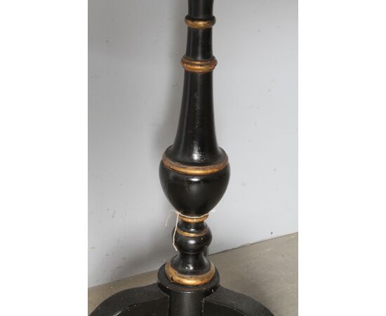 Antique round Tuscan coffee table lacquered in black and gold, painted. Early 1800s. Diameter 57 cm, height 80 cm.