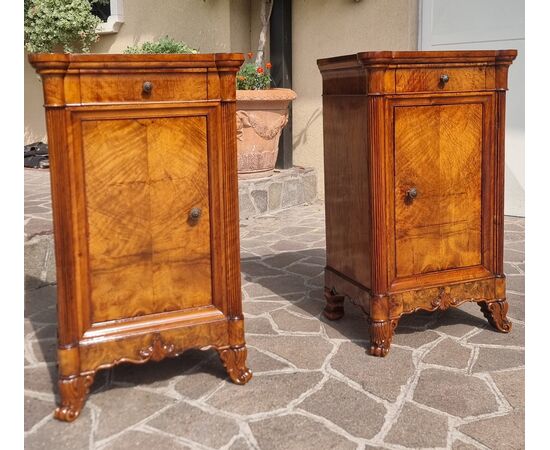 Pair of Carlo X walnut veneer bedside tables, 1820
