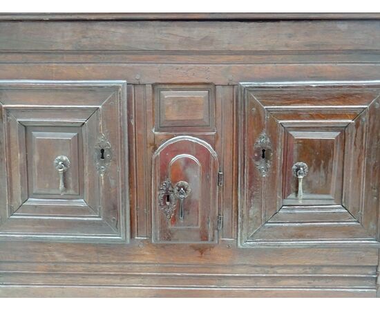Elegante stipo rustico datato 1661 in rovere Francia