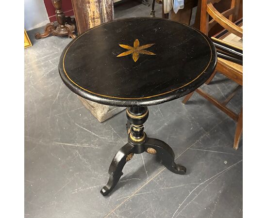 Antique round Tuscan coffee table lacquered in black and gold, painted. Early 1800s. Diameter 57 cm, height 80 cm.
